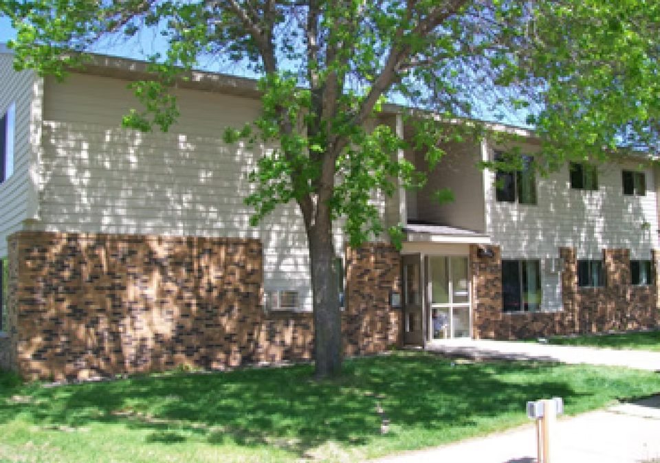 Life Style Professional Property Management, Kingsbury Court Apartments 410 5th Street Kenyon Roseview Apartments 401 Gunderson Blvd Linder Willson Villa Apartments 420 Bullis Street: photo 1